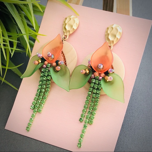 Earrings with a wood floral pendant - Picture 9 of 16